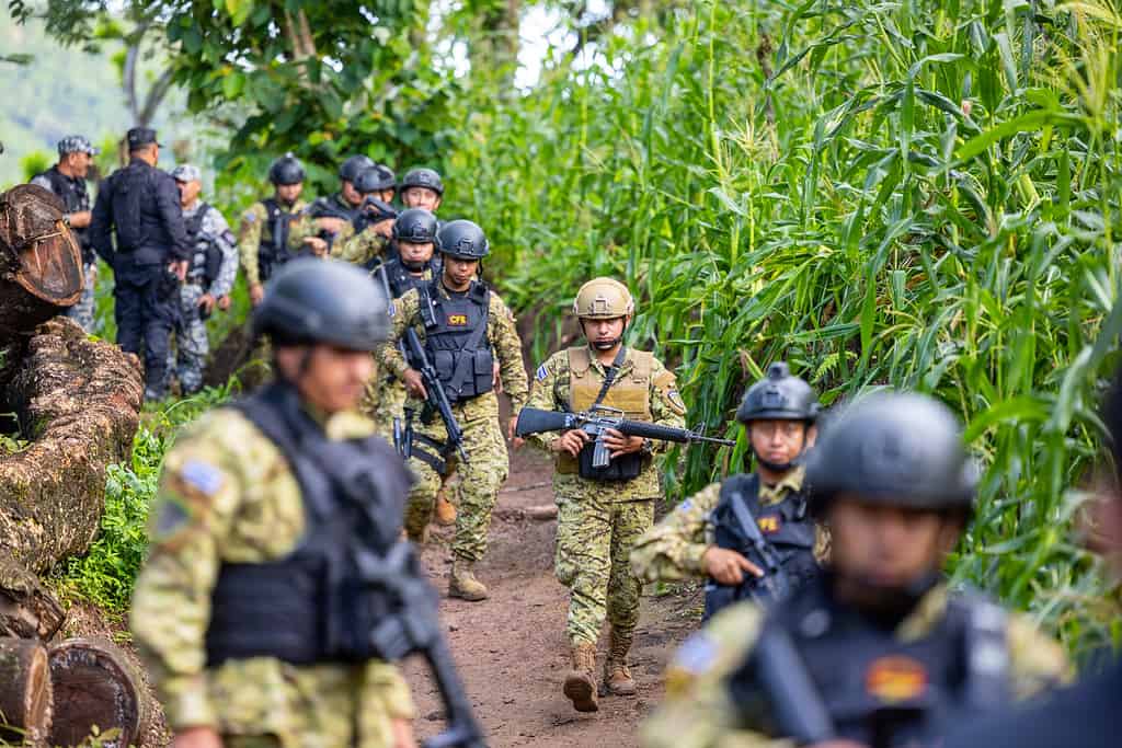 El presidente Bukele despliega soldados en El Salvador para detener a pandilleros