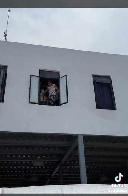 Influencer reta a señora a aventarse de ventana por dos mil pesos bajo supervisión de bomberos de Tlaquepaque y los critican en redes