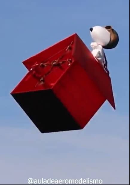 ¡Asombroso!, Snoopy regresa volando en su icónica casa roja y se hace viral