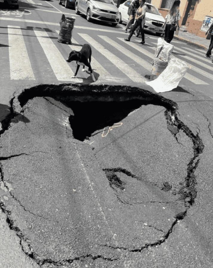 Un gigantesco hoyo asombra a residentes de la colonia Roma Norte