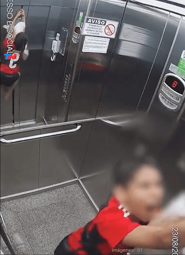 Un niño rescata a su perrita de ser estrangulada por la puerta de un ascensor