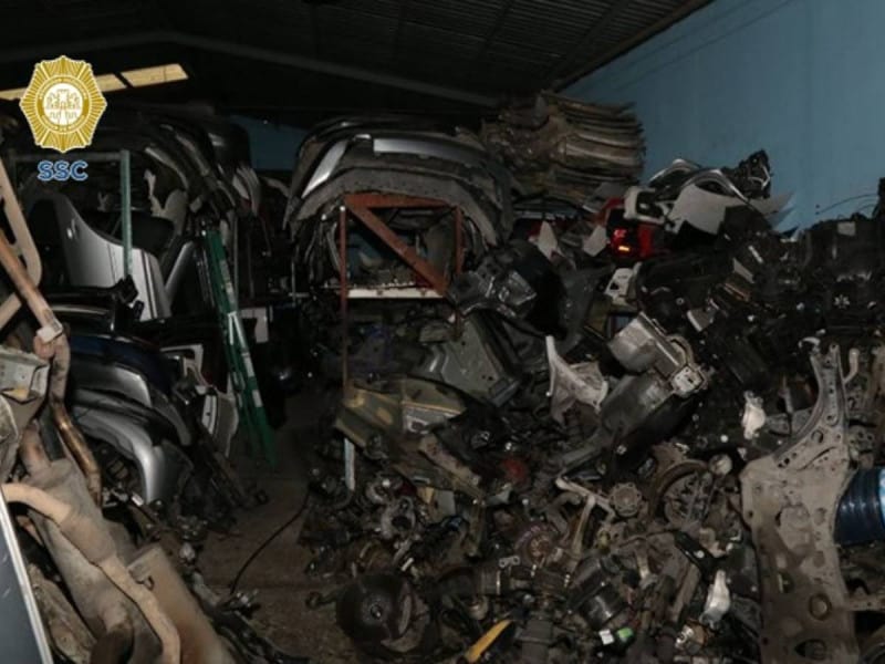 Desmantelan cédula delictiva dedicada al robo de vehículos y decomisan 61 toneladas de autopartes en Iztapalapa
