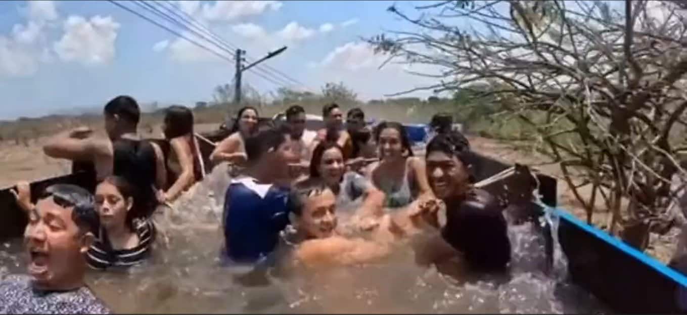 Adolescentes aprovechan las vacaciones en El Salvador y crean una ¡piscina móvil!