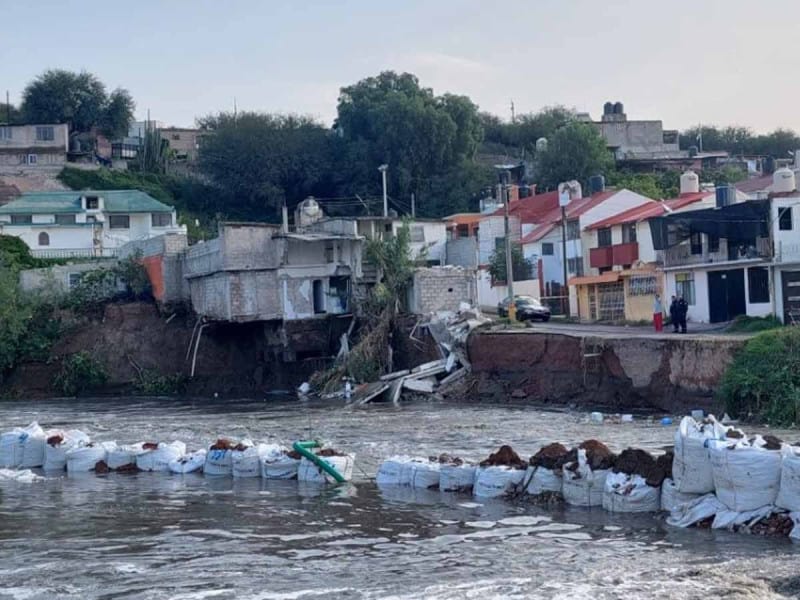Vivienda colapsa debido a la crecida de los márgenes del río Tula