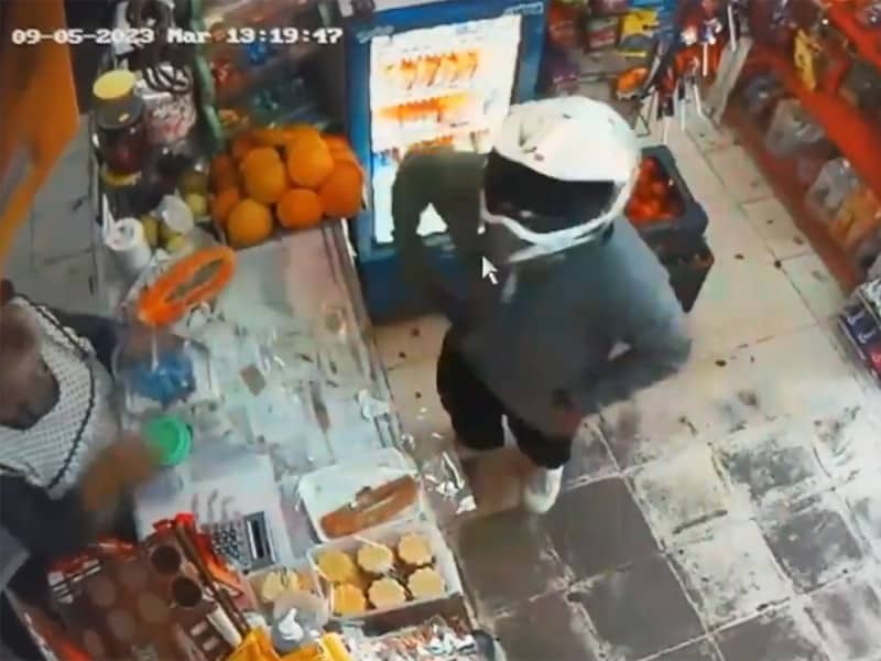 Delincuente amenaza con un arma a una mujer mayor en una tienda de León