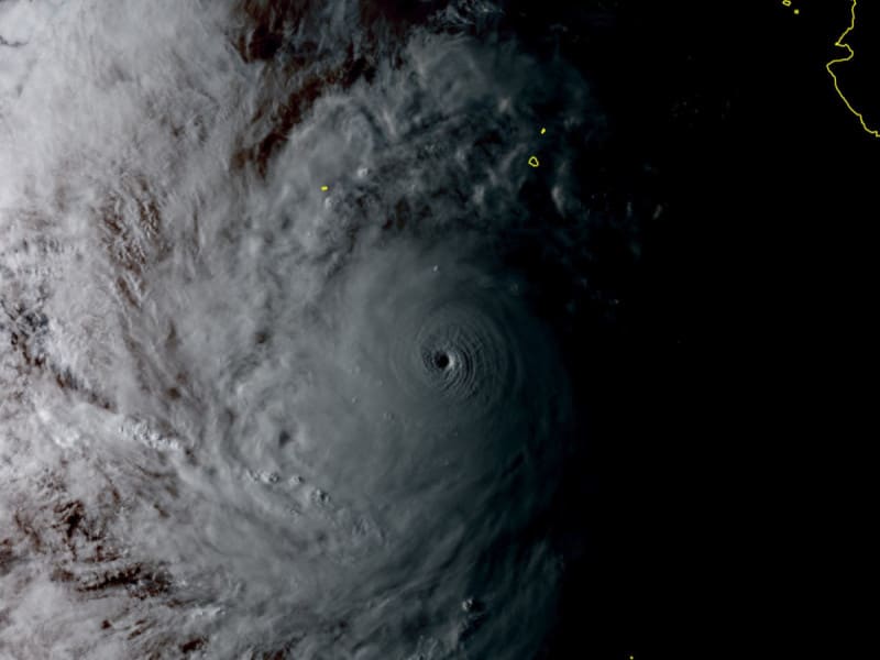 El huracán ‘Jova’ alcanza la categoría 5 mientras se aproxima a Cabo San Lucas