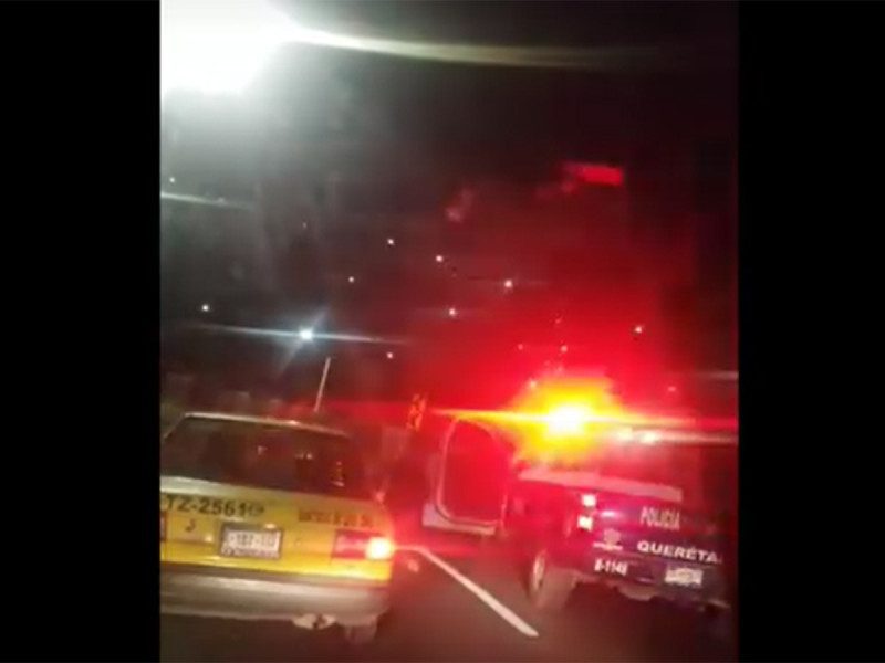 Detenido casi logra escapar en una patrulla; la policía lo detiene por la fuerza