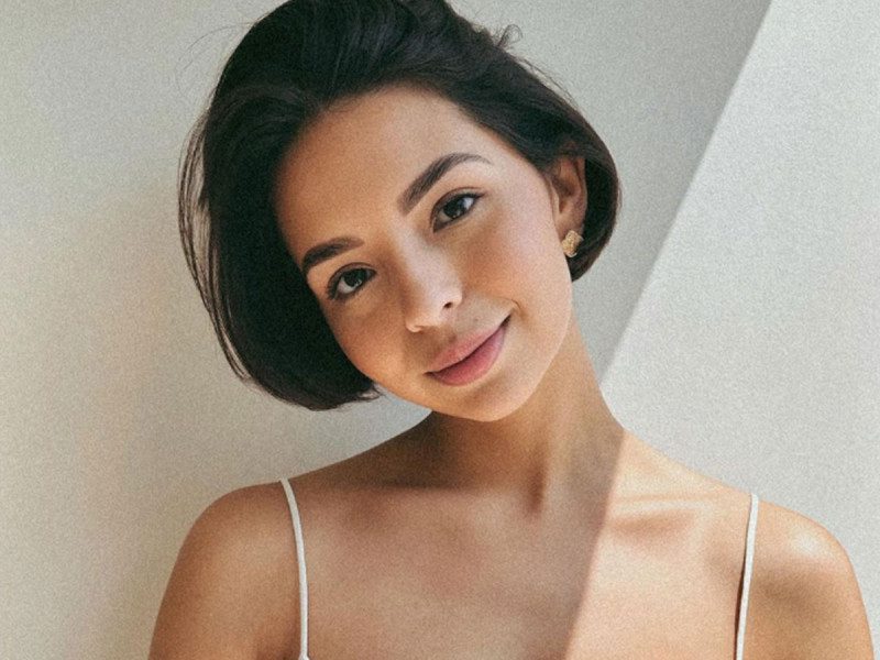 Ángela Aguilar desciende del escenario al notar que nadie la acompaña cantando