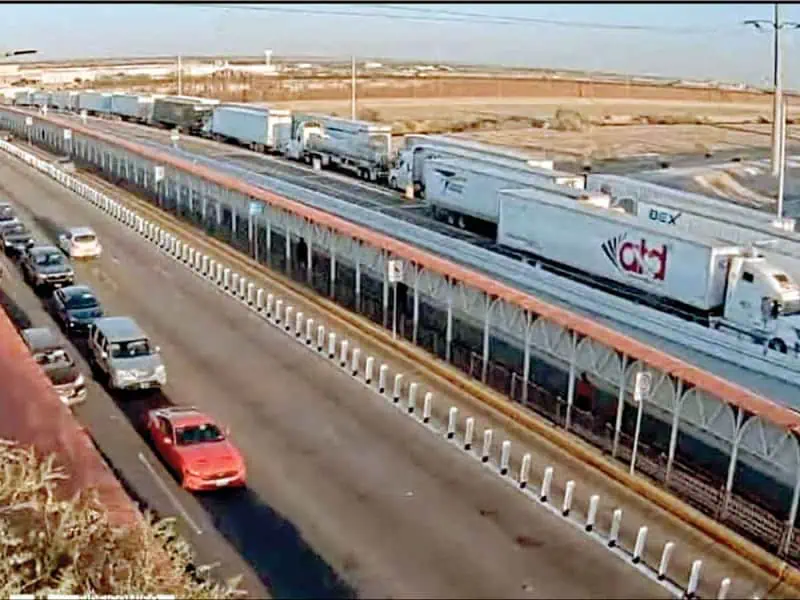 Largas filas de tráileres en Puente de las Américas por cierre carril de carga