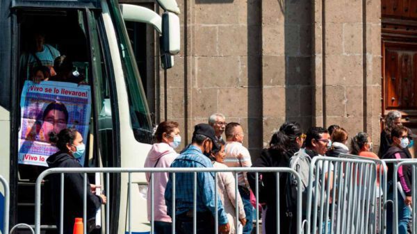 AMLO responderá a los padres de los 43 normalistas el próximo lunes