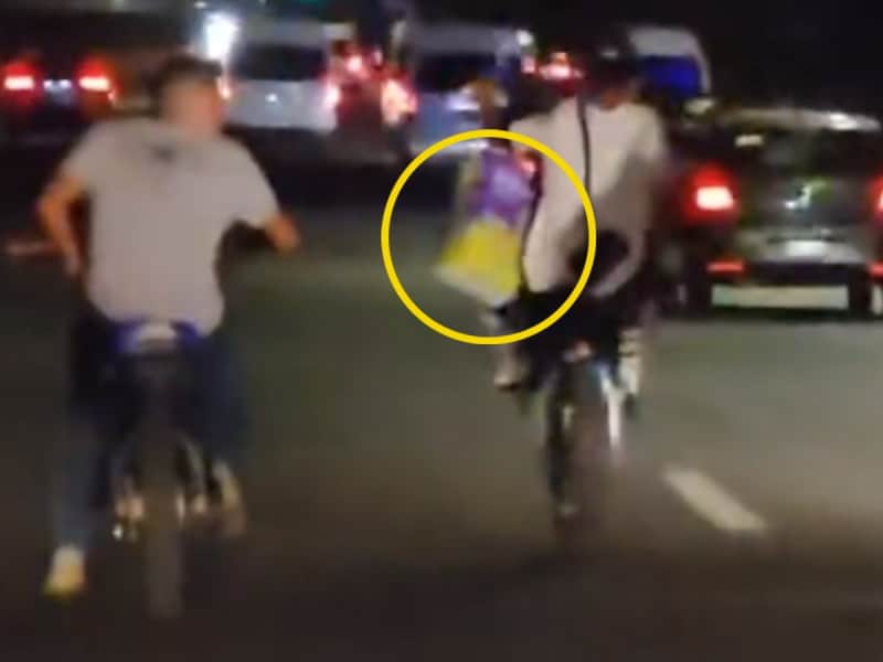 Joven pierde pañales que transportaba al hacer acrobacias en moto