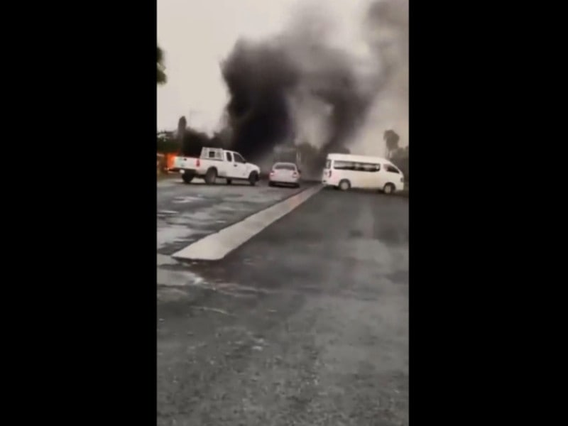 Se informan bloqueos y vehículos incendiados en la carretera Nacional de Nuevo León