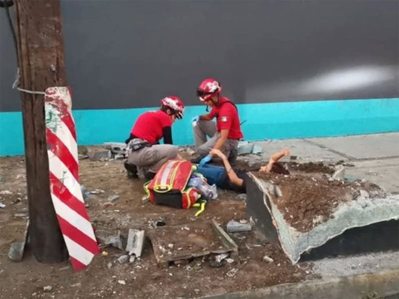 Hombre y mujer son atropellados a punto de ingresar a su trabajo