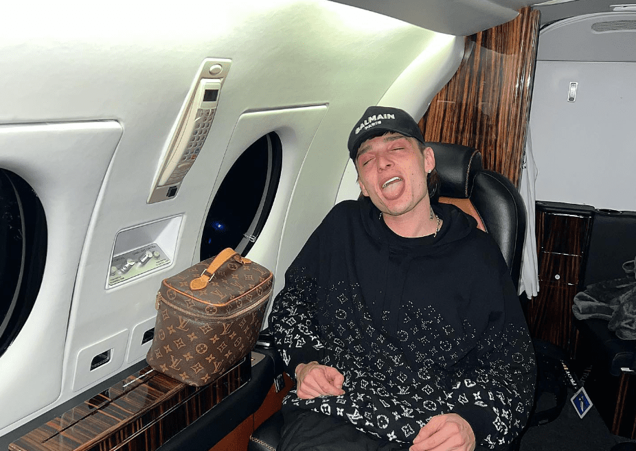 Dejan narcomanta a Peso Pluma en Tijuana