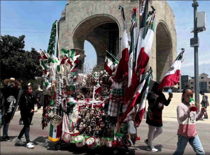 Carritos Patrios desfilan desde el Monumento a la Revolución
