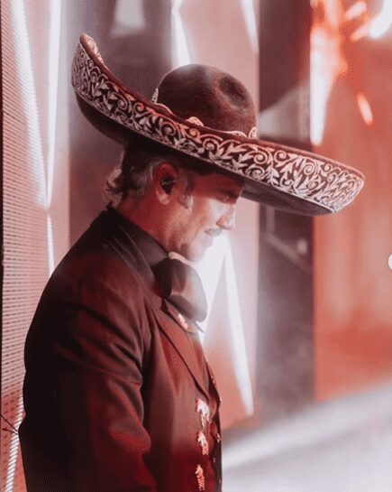 Alejandro Fernández opina acerca del traje de charro rosa de Christian Chávez