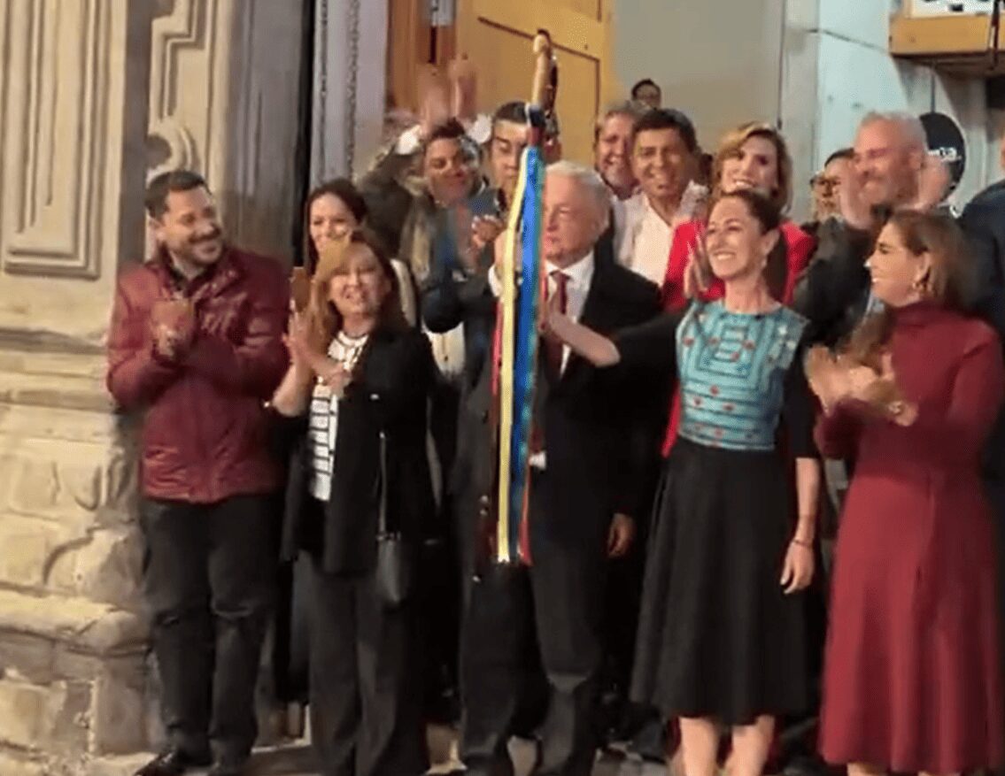 Claudia Sheinbaum recibe bastón de mando de manos de López Obrador