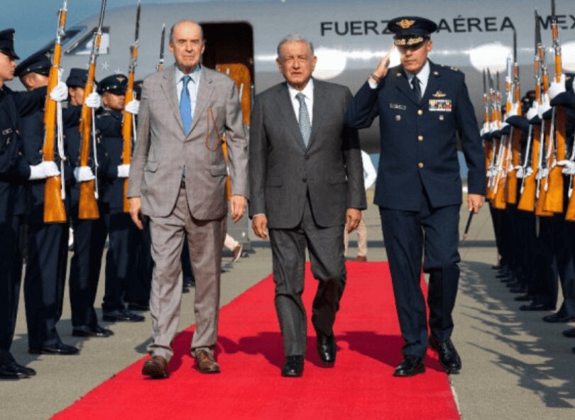 López Obrador llega a Colombia y se reúne con Gustavo Petro