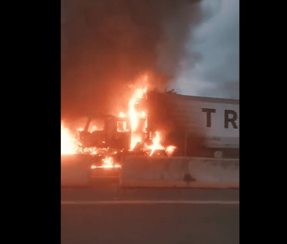 Reportan narcobloqueos con tres tráileres en la autopista Manzanillo-Guadalajara