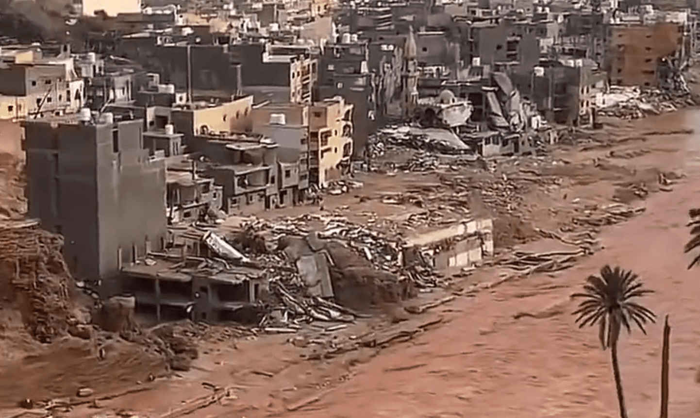 Inundaciones en Libia dejan a más de 2 mil 300 personas sin vida y arrasan con una ciudad