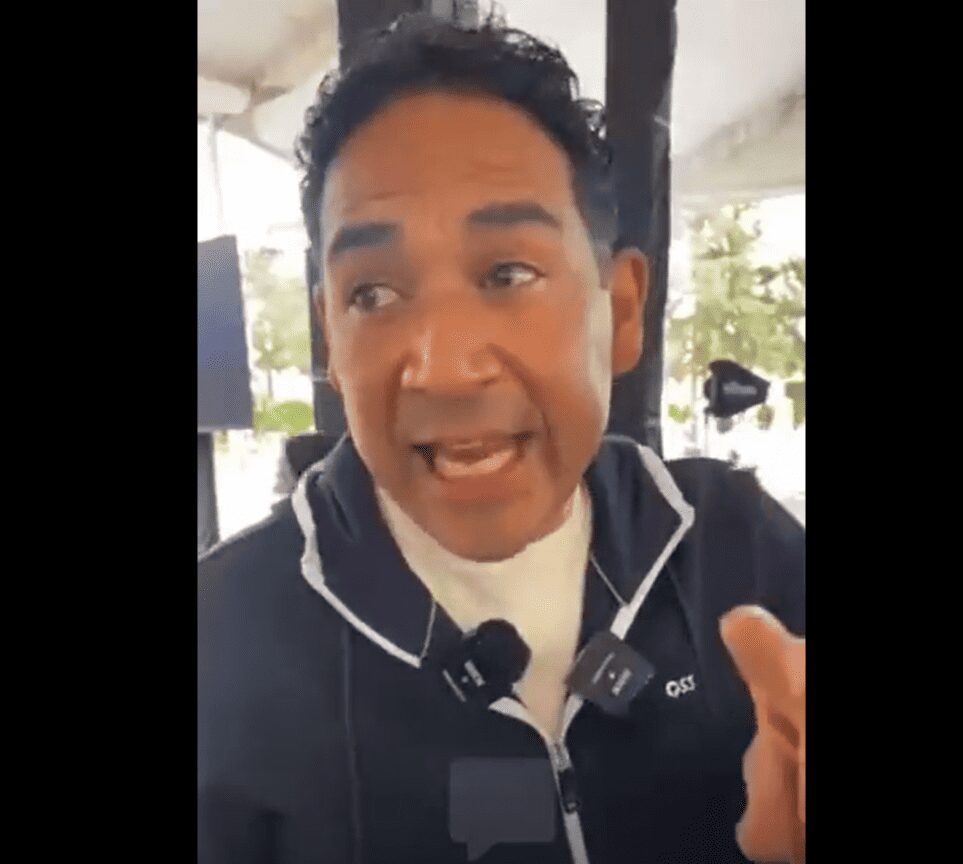 Alcalde se expresa despectivamente de invitados y, sin querer, se transmite en vivo