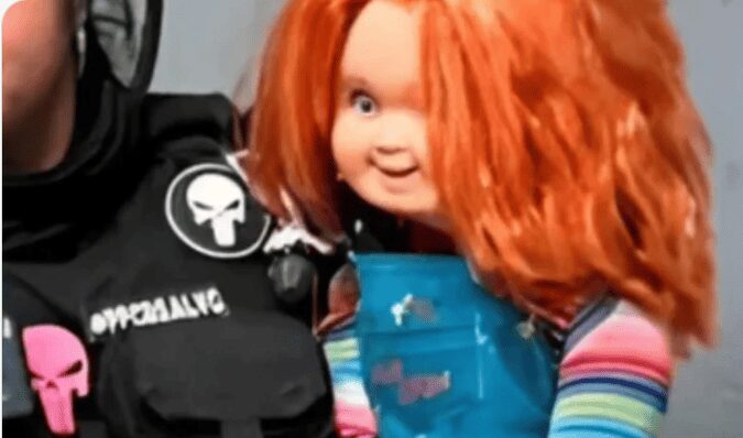 Detienen a un hombre que usaba a su muñeco “Chucky” para asustar y pedir dinero