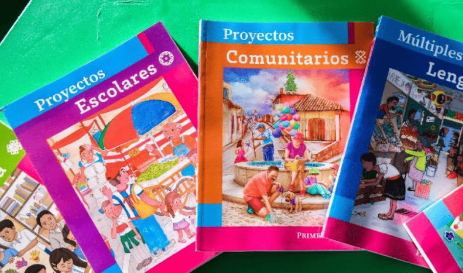 Padres de familia de Chihuahua entregan firmas para respaldar libros de texto de la SEP