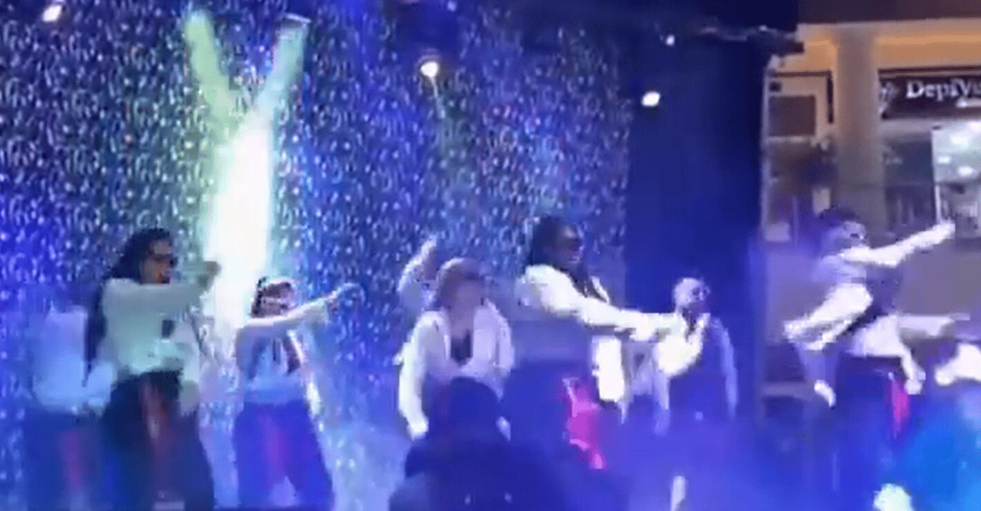 En Colombia, durante un concurso, el escenario colapsa y aplasta a bailarines