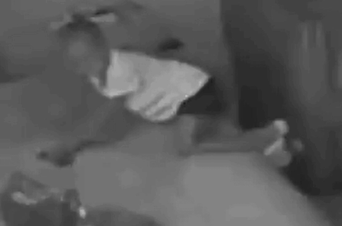 Una niña de 3 años se dispara a sí misma con un arma encontrada en su casa