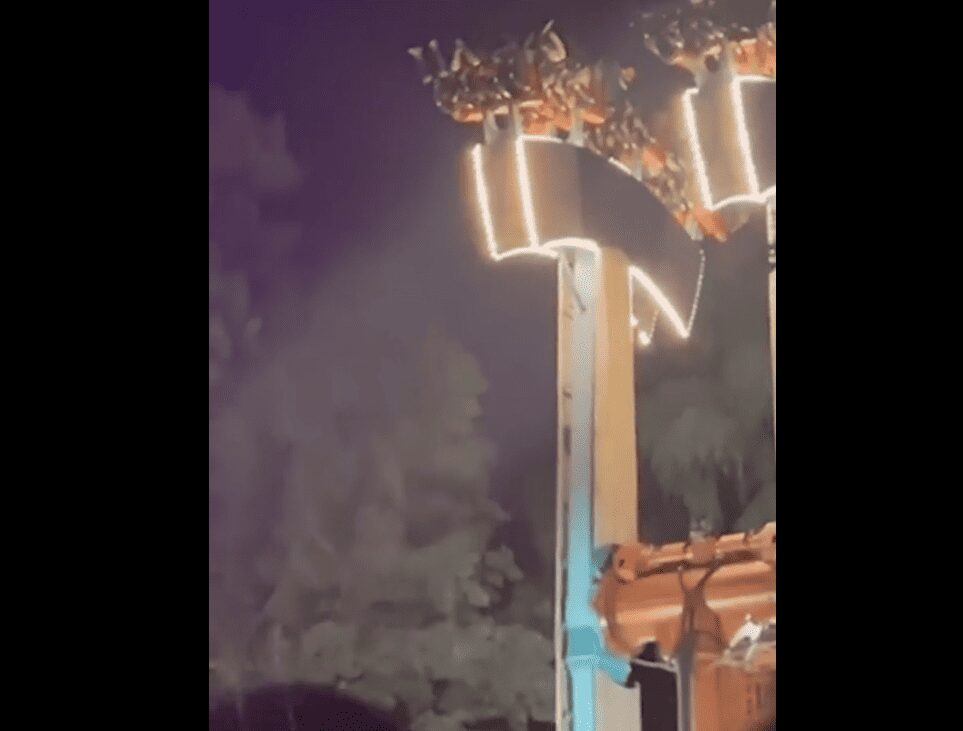 Juego mecánico falla y los pasajeros quedan 30 minutos de cabeza