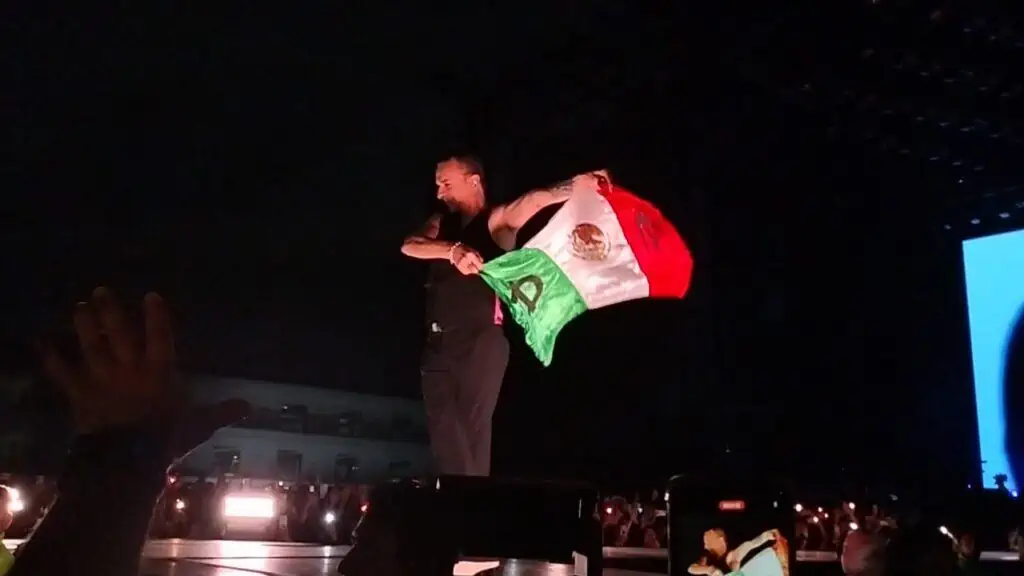 Depeche Mode estremece a fans tras ondear la bandera de México