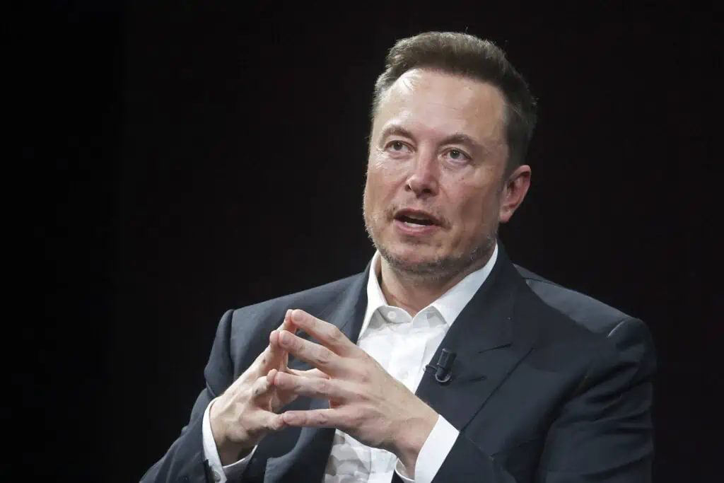 Elon Musk hace un live donde critica el tema migratorio
