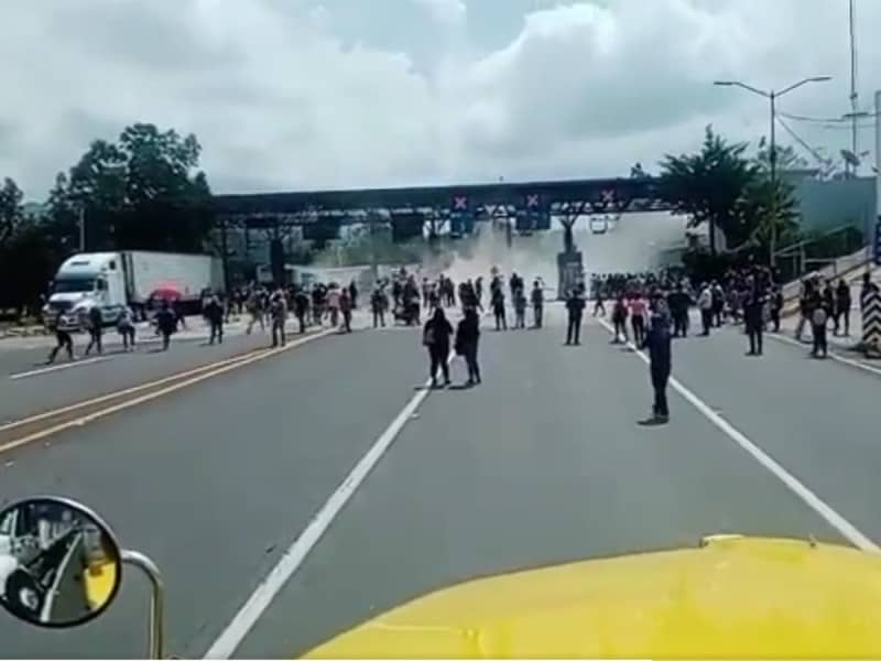 Con violencia, desalojan a maestros de la CNTE en Michoacán; se reportan seis heridos