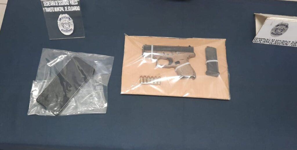En Solidaridad policías municipales detienen a tres hombres con arma y droga