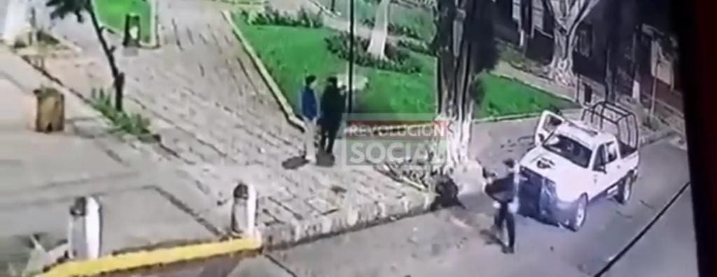 Se muestra a agentes de policía de Michoacán cometiendo un robo y agrediendo a un joven en Morelia