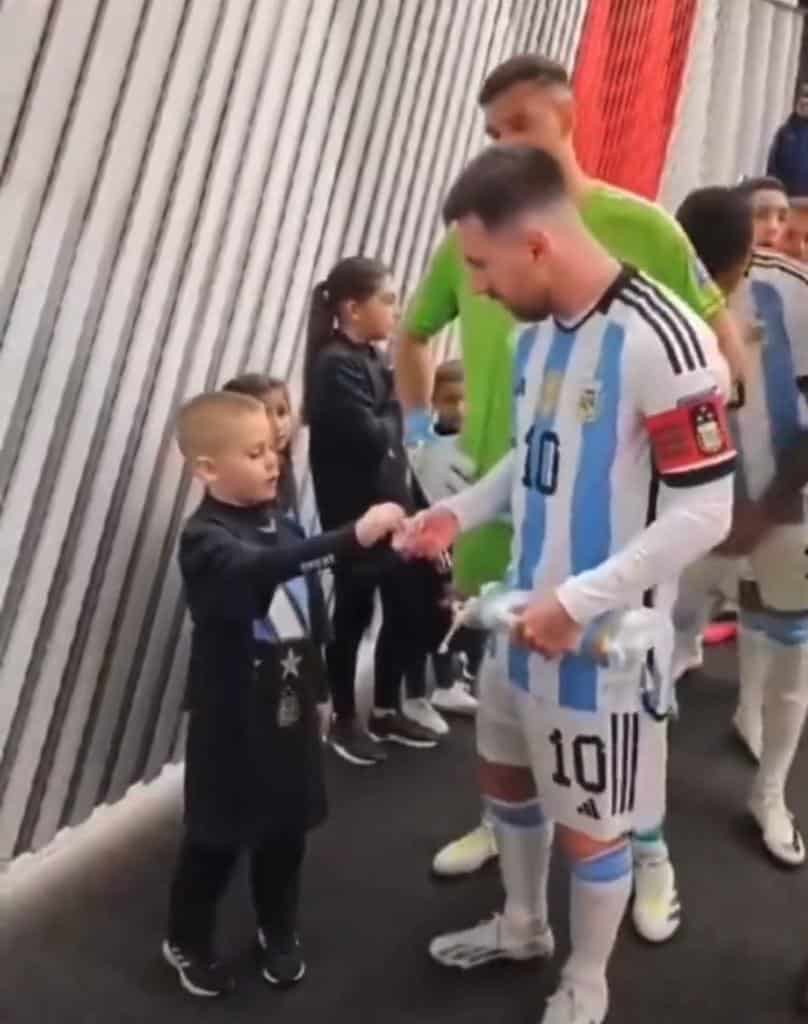 Un niño dejó a Messi asombrado al obsequiarle dos estampas doradas del Mundial