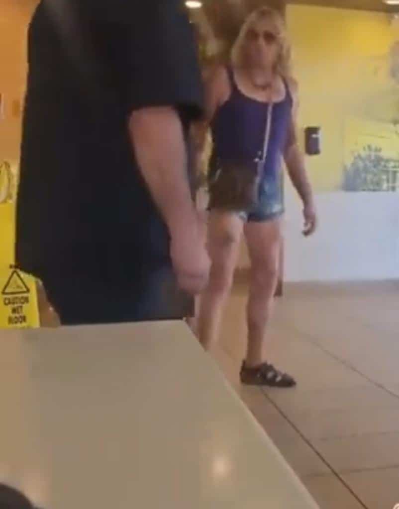 Un padre evita que una mujer transgénero acceda al baño donde se encuentra su hija