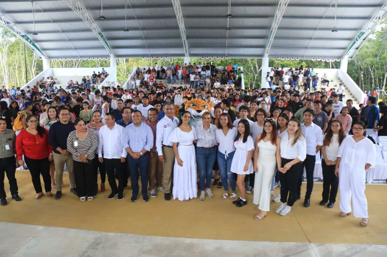 Lili Campos da la bienvenida a alumnos de la Universidad Tecnológica