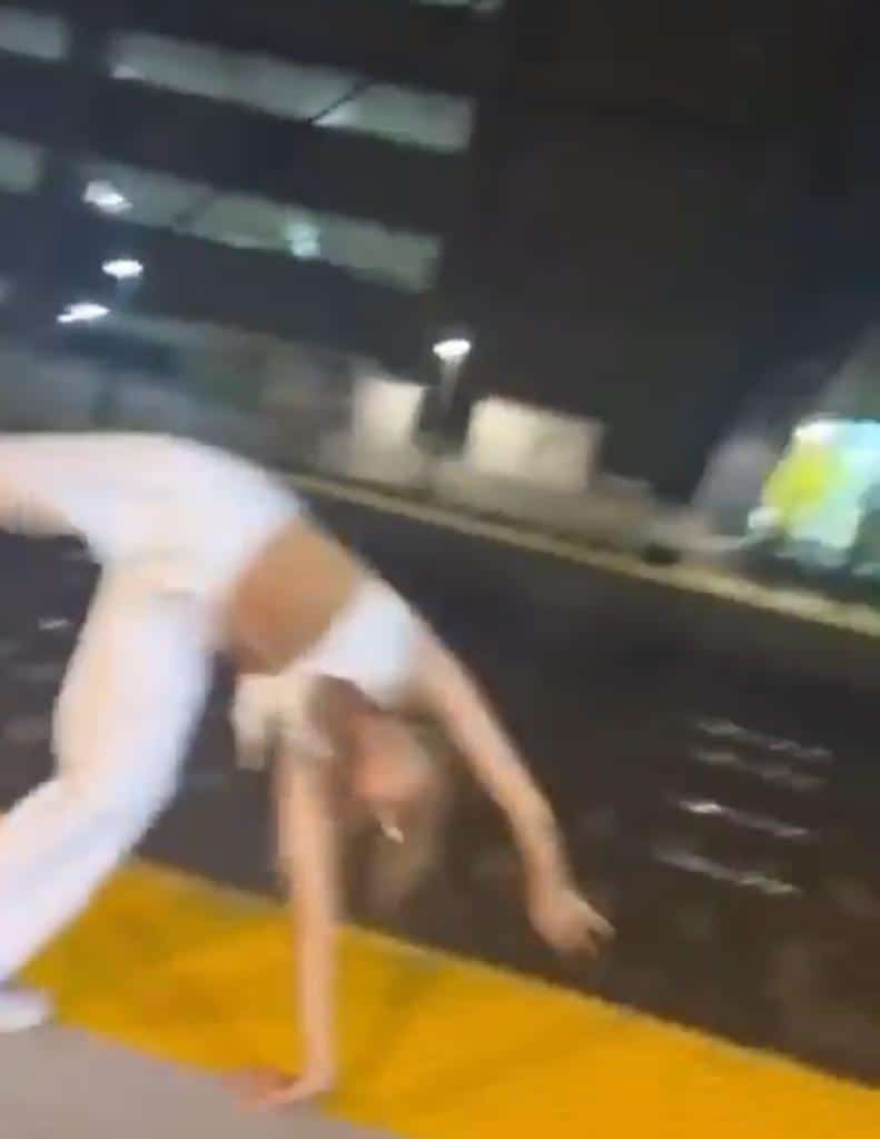 Un joven se precipita a las vías del metro mientras graba un video para TikTok