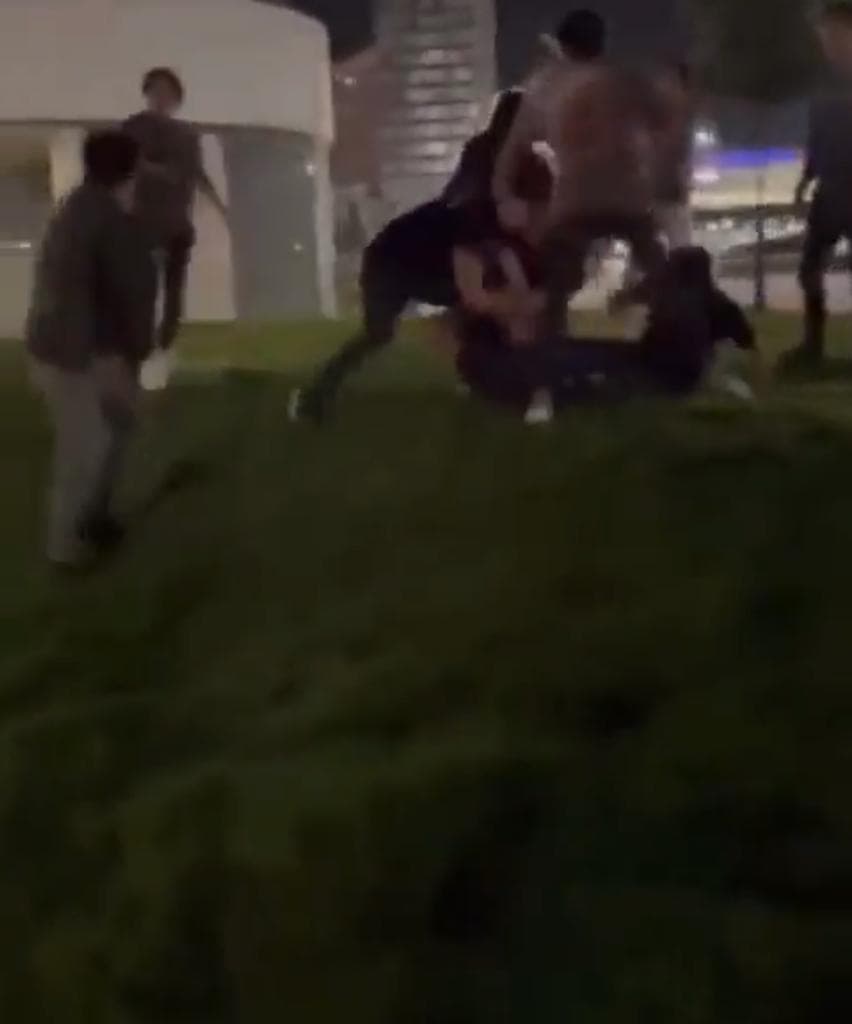 Un grupo de adolescentes agrede a otro hasta dejarlo sin conocimiento y advierten: “No interfieran con nosotros”