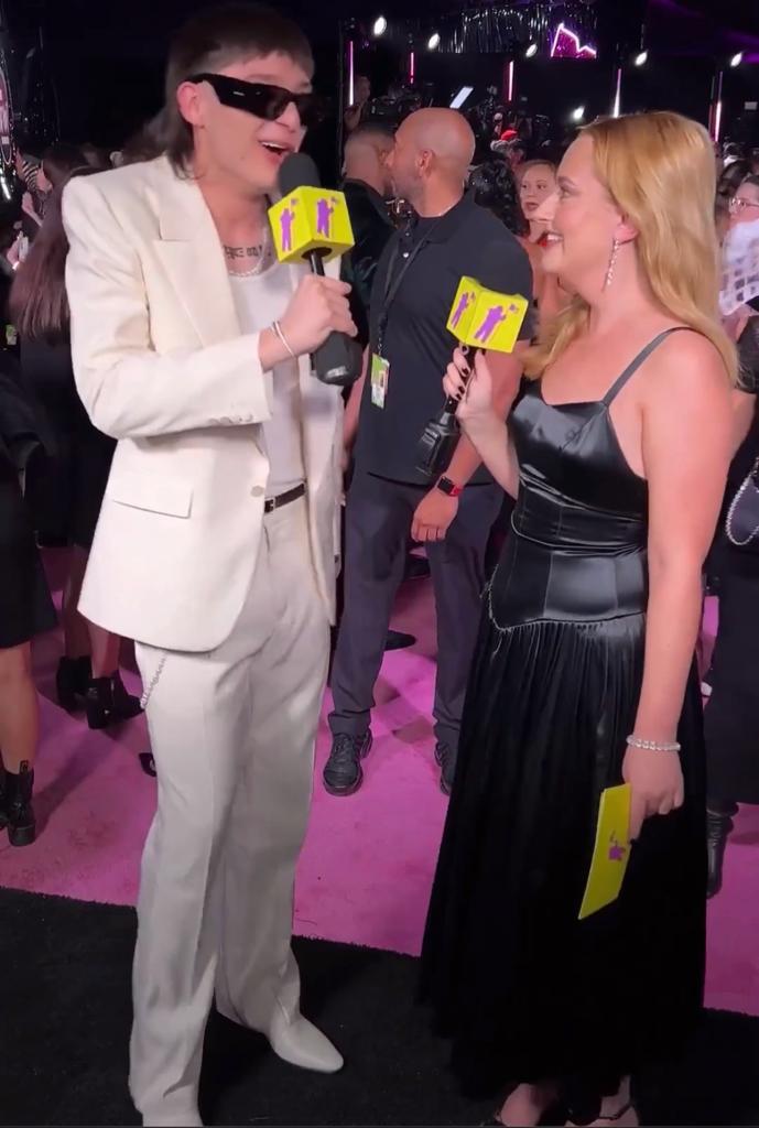 Peso Pluma rechaza coqueteo de reportera y confiesa que tiene novia