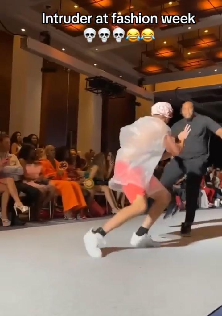 Youtuber ingresa de manera no autorizada a la Semana de la Moda de Nueva York vistiendo un atuendo que incluye una bolsa de plástico