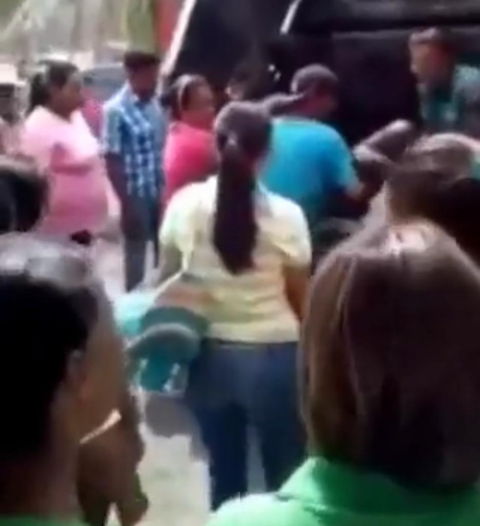 En Venezuela emplean un camión de basura como una ambulancia para trasladar a una persona herida