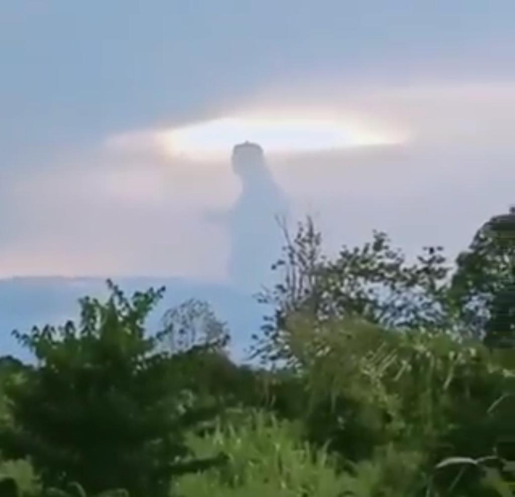 Se registró la presencia de una inusual nube en los cielos de Indonesia, aseguran que es Jesús