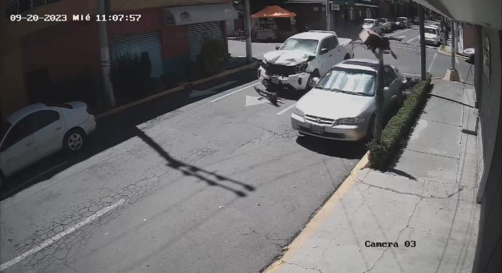 Camioneta colisiona con motociclistas en Ecatepec debido a que ninguno de ellos dio prioridad de paso