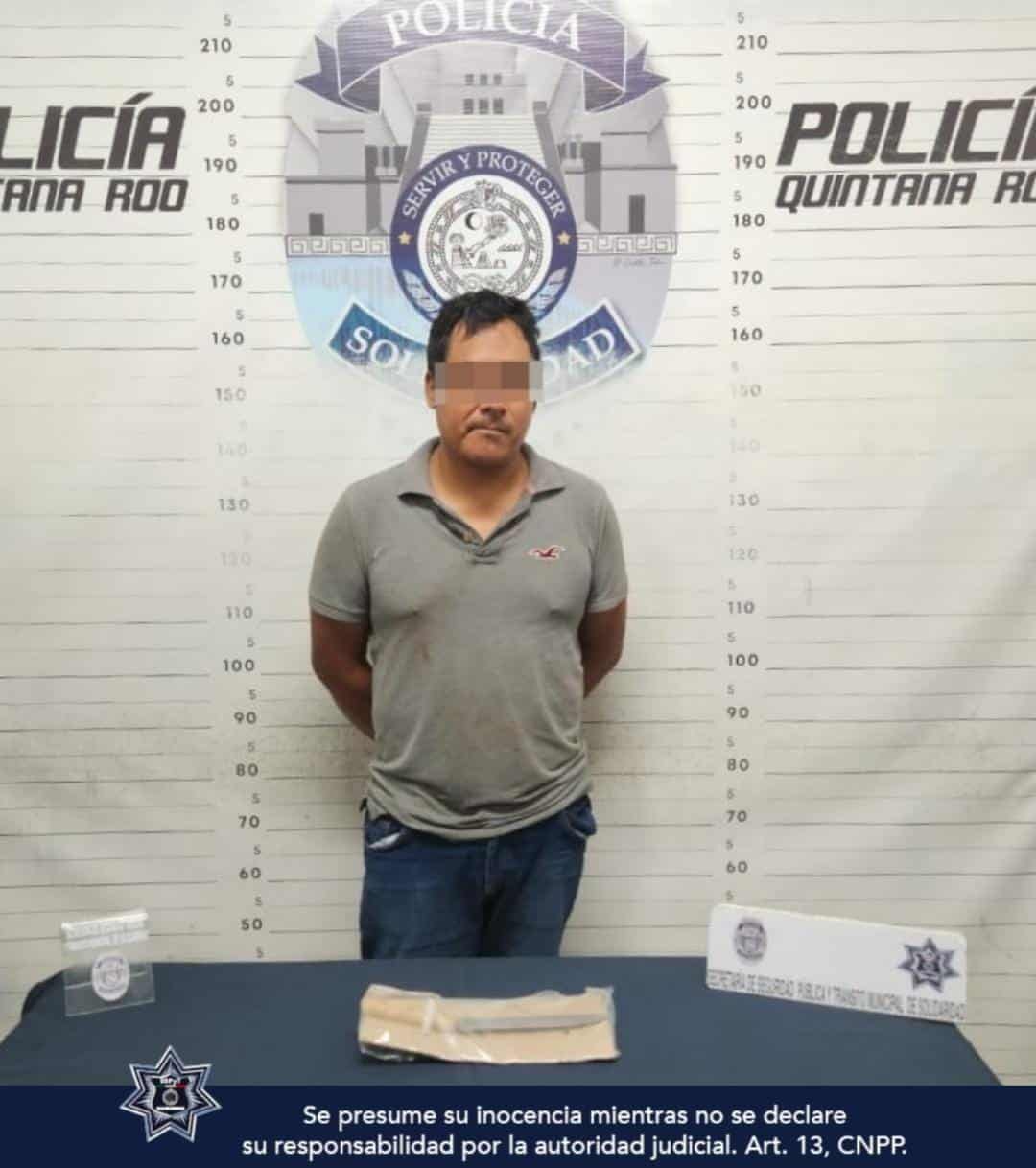 Con cuchillo en mano, policía de Solidaridad detiene a un hombre por lesionar a una persona