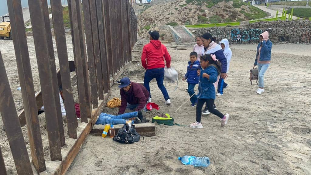 Familias cruzan el Muro Fronterizo en Playas de Tijuana