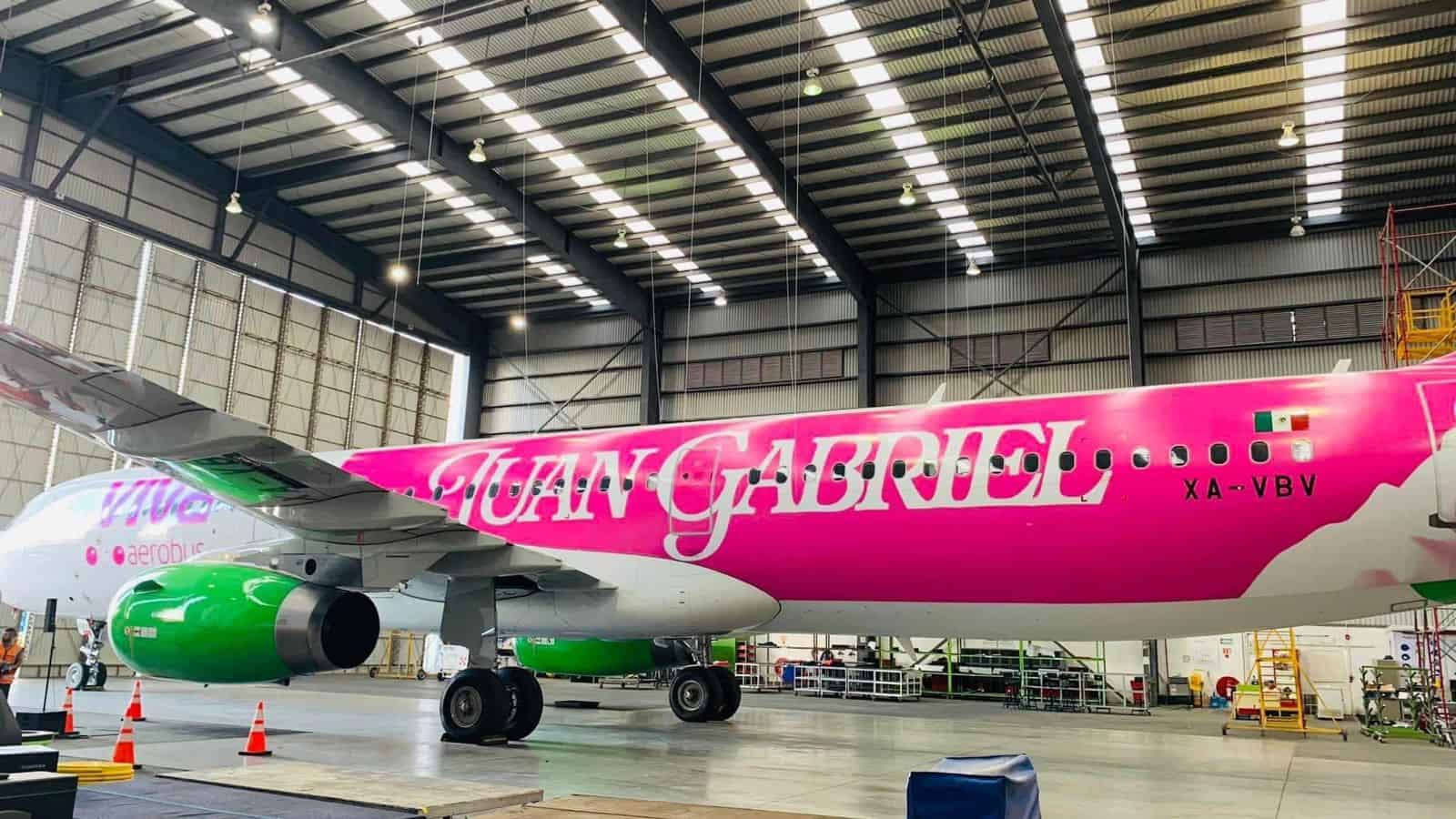 En honor al “Divo de Juárez”, aerolínea presenta nuevo avión con el nombre y rostro de Juan Gabriel