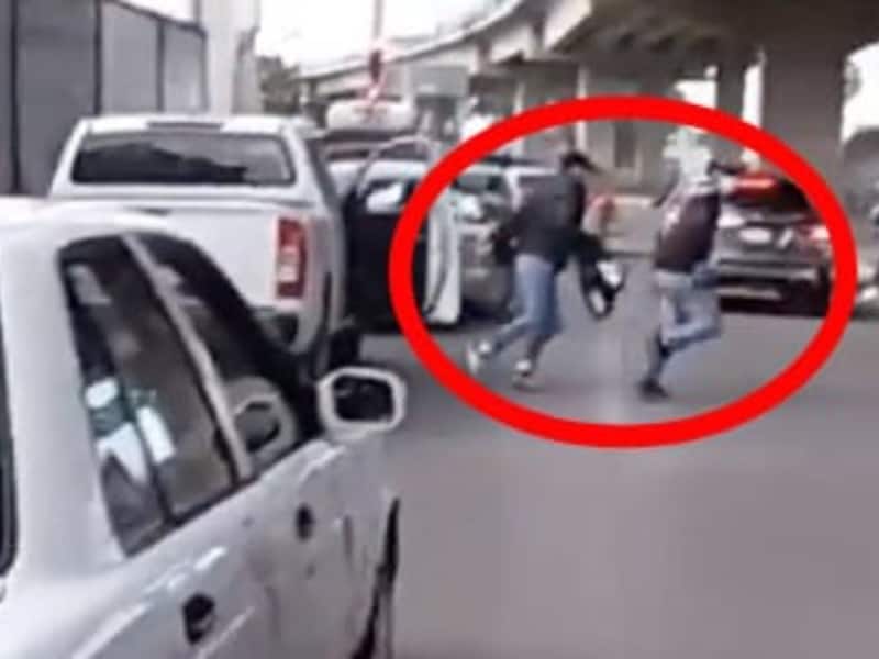 Delincuentes aprovechan semáforo y asaltan a automovilista en límites de Toluca-Metepec