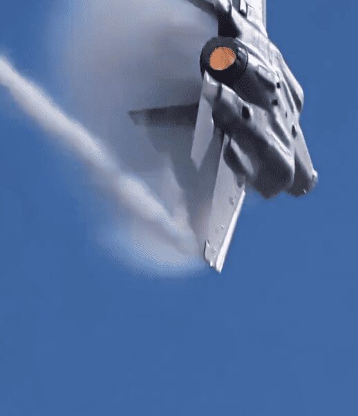 El piloto de un F-35 se aventó de la aeronave, mientras que el avión continuó en vuelo sin un rumbo definido y luego desapareció